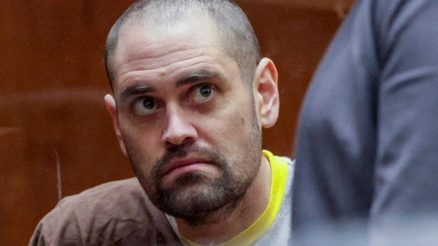 Nick Reiner mit Bart und kurzem Haar blickt aufmerksam nach oben.