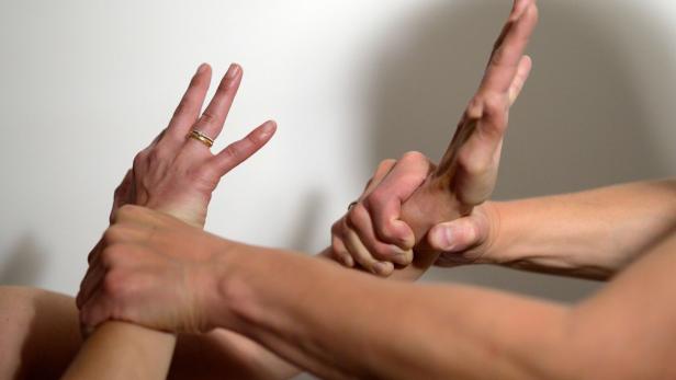 Zwei Männerhä#nde packen fest zwei Frauenhände