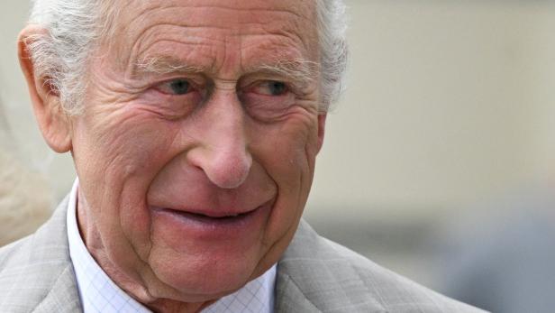 Nahaufnahme von König Charles mit grauem Haar und hellem Anzug.