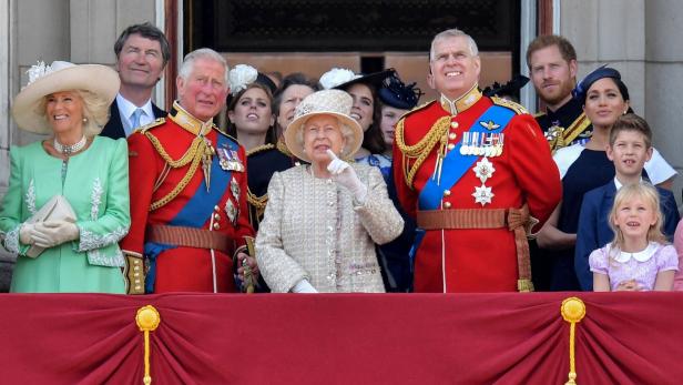 Auf dem Balkon des Buckinghampalast stehen Königin Elisabeth, Charles, Andrew und weitere Mitglieder der königlichen Familie.