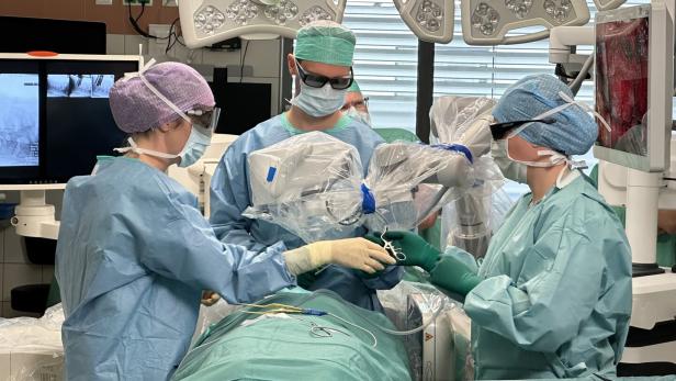 Einsatz des neuen Exoskops bei einer Operation in der Uniklinik in Wiener Neustadt. 