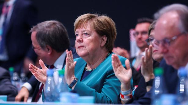 Angela Merkel klatscht bei einer Veranstaltung Beifall.