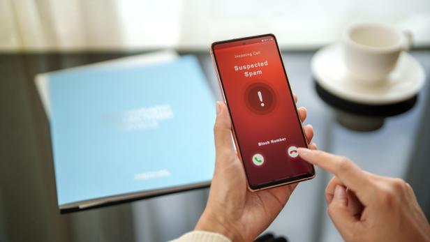 Verdächtiger Spam-Anruf: Warnung auf einem Smartphone.