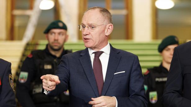 Innenminister Gerhard Karner (ÖVP) am Mittwoch, 11. Februar 2026, anl. eines Lokalaugenscheins zu den Sicherheitsmaßnahmen am Opernball in Wien.