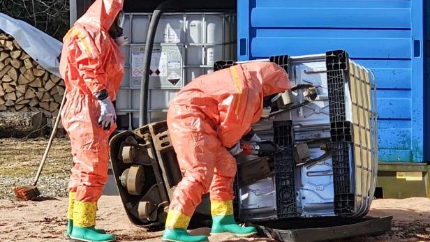 Feuerwehrleute in Schutzanzügen