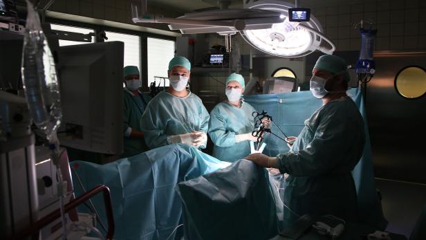 Ärzte und medizinisches Personal in einem Operationssaal.