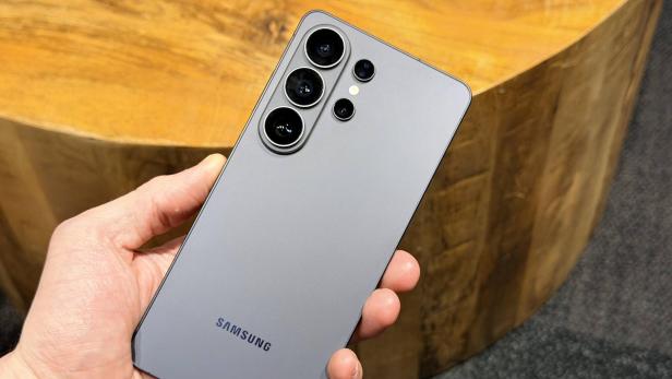 Eine Person hält ein Samsung Galaxy S26 Ultra in der Hand