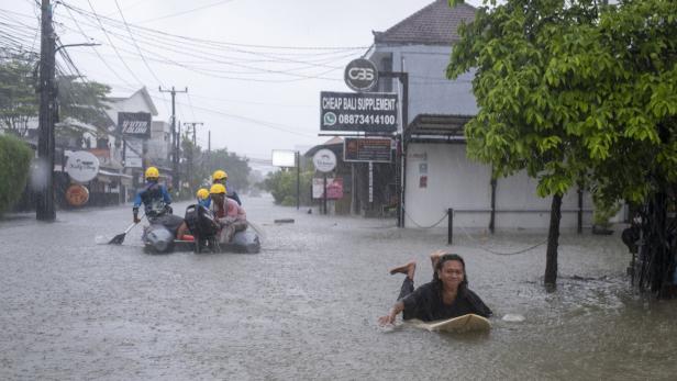 Heavy rain brings flooding to Bali