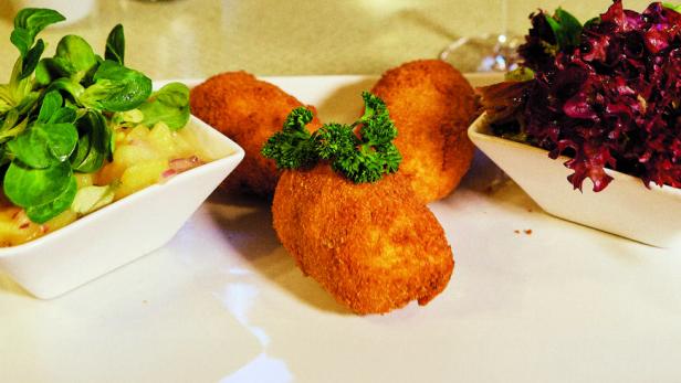 Das gebackene Gulasch im Gasthaus "Heidingers"