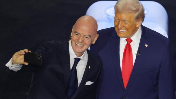 Gianni Infantino macht ein Selfie mit Donald Trump.