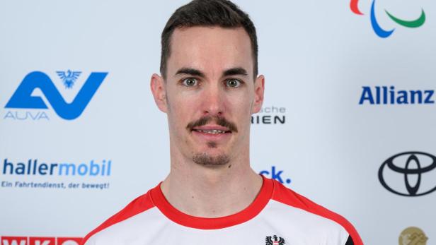 Nico  PAJANTSCHITSCH: Ein Mann mit kurzem Haar und Schnurrbart trägt ein österreichisches Sporttrikot und hat einen amputierten linken Unterarm.