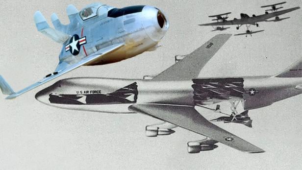 Ein Kampfjet und ein Jumbojet, der kleine Kampfjets einfängt