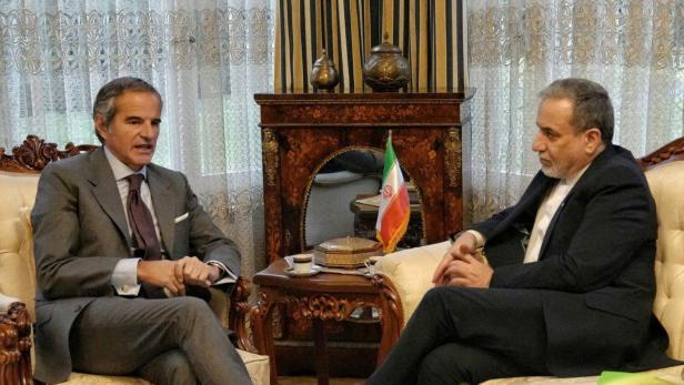 Iranian FM Araqchi meets with IAEA Director General Grossi in Geneva