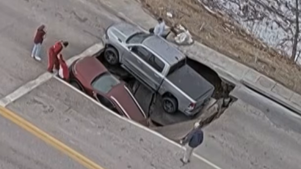Im US-Bundesstaat Nebraska hat sich an einer Kreuzung plötzlich die Erde aufgetan und zwei Autos in ein riesiges Loch stürzen lassen