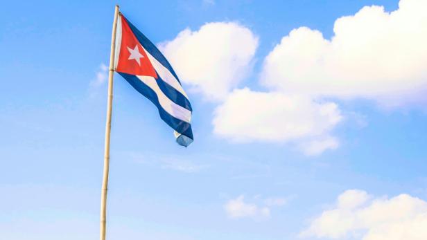 Kuba-Flagge am Steg zu Strand