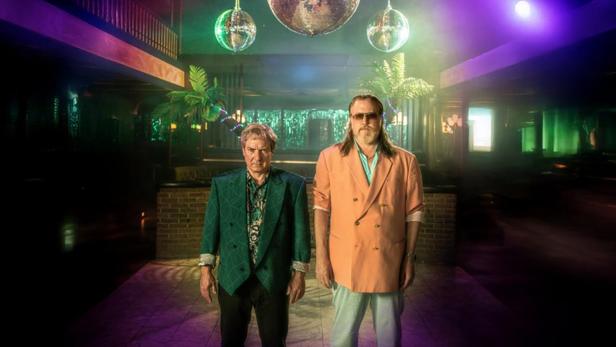 Robert Palfrader und Nicholas Ofczarek in einer Retro-Disco
