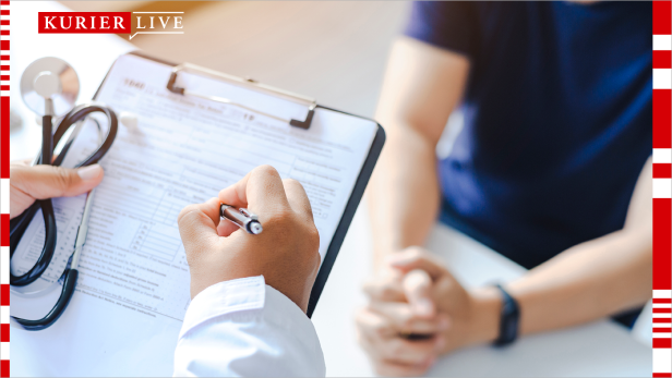 man sieht Gesundheitspersonal mit einem Klemmbrett in der Hand und eine Person, die gegenüber sitzt 