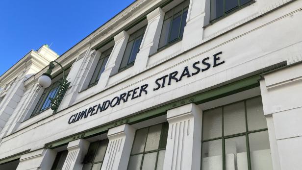 Das Foto zeigt das Gebäude der U6-Station Humpendorfer Straße von außen.