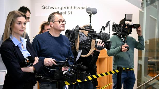 zu sehen sind Medienvertreter, im Rahmen eines Prozesses gegen ÖVP-Klubobmann Wöginger und zwei Finanzbeamte wegen Amtsmissbrauchs, aufgenommen am Mittwoch, 11. Februar 2026 in Linz.