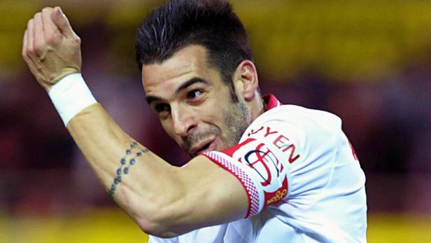 epa03774512 (FILE) A file picture dated 23 January 2013 shows Sevilla FC striker Alvaro Negredo celebrating a goal against Real Zaragoza during the Spanish King&#039;s Cup quarter final soccer match at Ramon Sanchez Pizjuan stadium in Seville, Spain. English Premier League side Manchester City are close to sign Sevilla&#039;s Spanish striker Alvaro Negredo, Spanish and British media reports stated on 04 July 2013. EPA/PACO PUENTES *** Local Caption *** 50678808