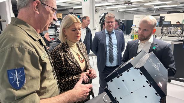 Präsentation des "Beaconsat"-Satelliten beim Tech-Unternehmen Gate Space am Flughafen Schwechat.