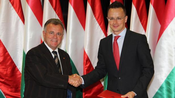 Landeshauptmann Hans Niessl und Péter Szijjártó, Staatssekretär für Auslandsbeziehungen und Außenwirtschaft im Amt des Ministerpräsidenten, unterzeichneten in Györ ein Memorandum zur Intensivierung der grenzüberschreitenden Kooperation mit Ungarn
