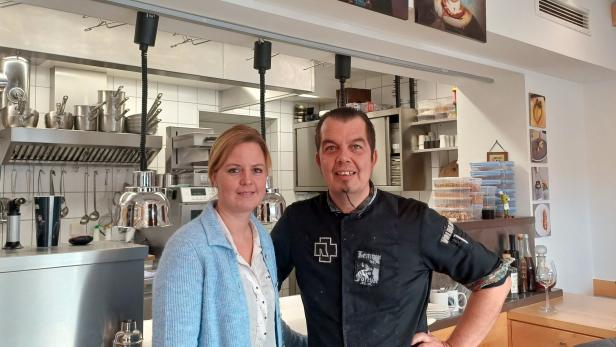 Verena und Christoph vor der offenen Küche der Genusswirtschaft.