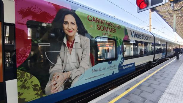 Ein Zug der Westbahn mit Werbung für Kultur in Kärnten. 