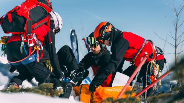 Angehende Bergretter und Bergretterinnen bei der Übung.