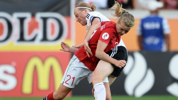 epa03791143 Norway&#039;s Ada Hegerberg (L) vies with Germany&#039;s Melanie Behringer during the UEFA Women&#039;s EURO 2013 group B soccer match between Germany and Norway, at Kalmar Arena in Kalmar, Sweden, 17 July 2013. EPA/PATRIC SODERSTROM SWEDEN OUT EPA/PATRIC SODERSTROM SWEDEN OUT