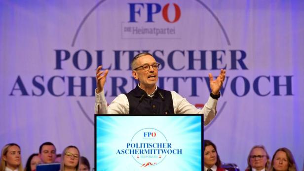 Ein Mann spricht beim Politischen Aschermittwoch der FPÖ vor Publikum.