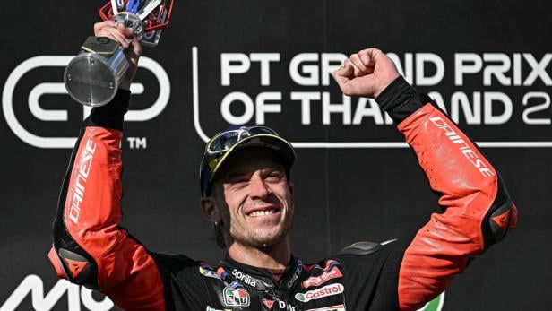 Marco Bezzecchi jubelt über seinen Sieg in Thailand.