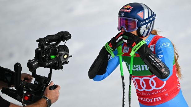 Sofia Goggia posiert für die Kamera.