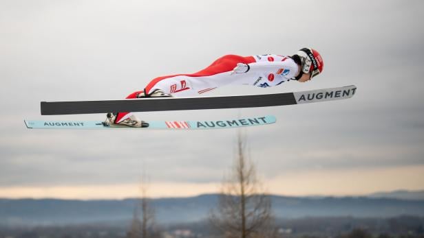 Skispringerin Lisa Eder bei ihrem Sprung.