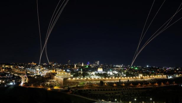 Israel unternimmt Abfangversuche, als nach israelischen und US-amerikanischen Angriffen auf den Iran Raketen aus dem Iran abgefeuert werden, in Jerusalem am 1. März 2026. REUTERS/Ammar Awad