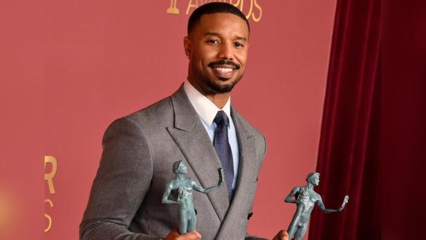 Michael B. Jordan hält lächelnd seine beiden Actor Awards in Händen