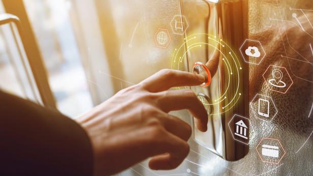 Sensoren überwachen den Lift in einem Wohnhaus und sagen voraus, wann eine Wartung fällig wird. 