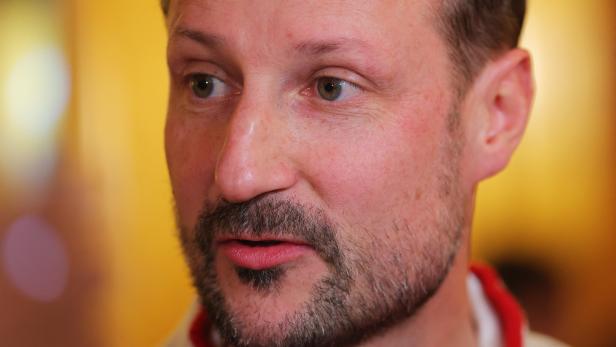 Prinz Haakon mit Bart und kurzen, dunklen Haaren blickt aufmerksam zur Seite.