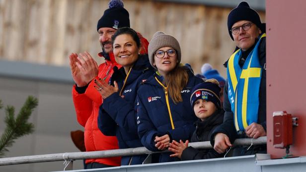 Die schwedischeThronfolgerfamilie, darunter Kronprinzessin Victoria, jubelt bei einer Veranstaltung.