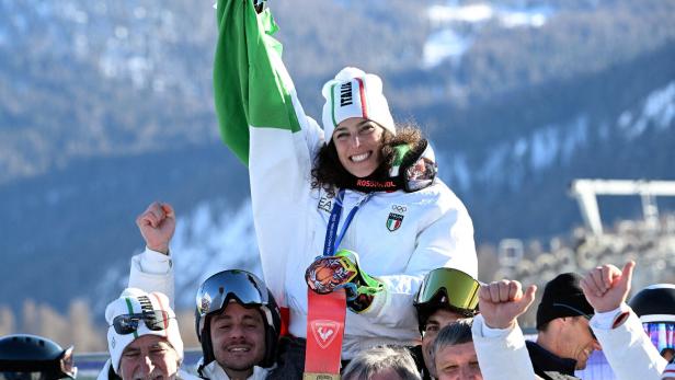 Federica Brignone wird von Teamkollegen auf den Schultern getragen.