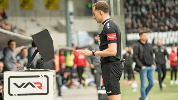 Schiedsrichter Ciochirca beim VAR-Check in Altach