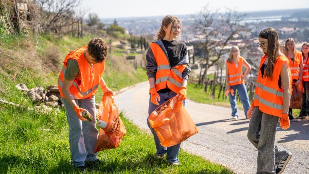 Jugendliche räumen Müll weg