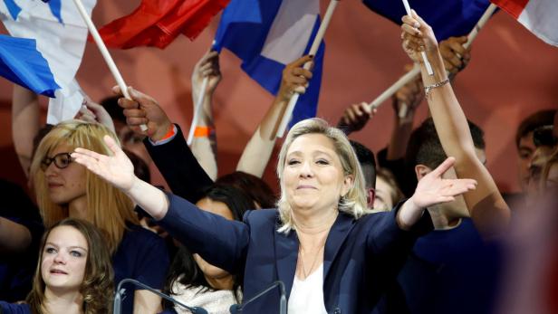 Ihr gibt man in Frankreich nicht so gerne die Hand: Marine Le Pen