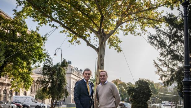 Hanke und Saller bei der Eiles-Plantage