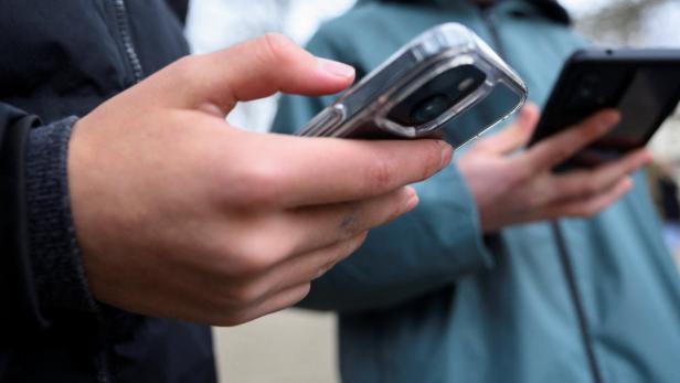 German school kids react to Germany mulling social media ban for minors