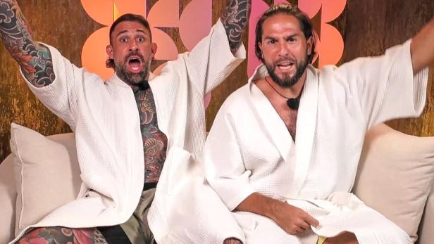 Kevin Wolters und Maurice in Bademänteln