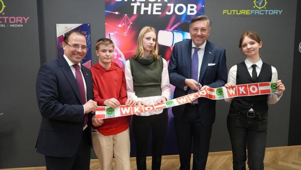 Fünf Personen stehen vor einem Schild mit der Aufschrift „Check the Job“ und halten gemeinsam ein WKO-Band.