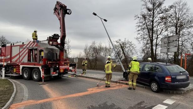 auto fährt in eine straßenlaterene