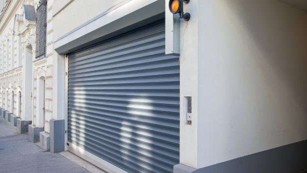 Garageneinfahrt zu einem Wohnhaus