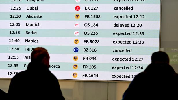 Fluginformationstafel zeigt Ankunfts- und Abflugzeiten, darunter Flüge nach Belgrad, Dubai und Berlin.